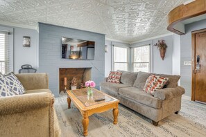 Living Room | Smart TV | 2 Twin Rollaway Beds
