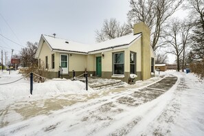 Apartment Exterior | Shared Driveway