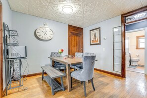 Dining Room | Free WiFi | Central Air Conditioning/Heat