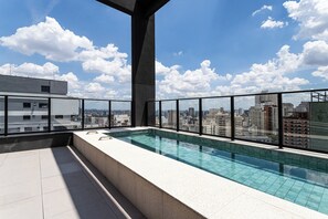 Piscina no piso superior