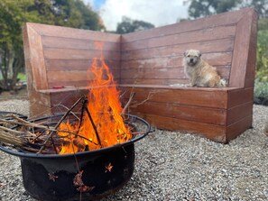 Pets and contained fires welcome!
