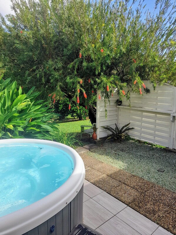 Outdoor spa tub