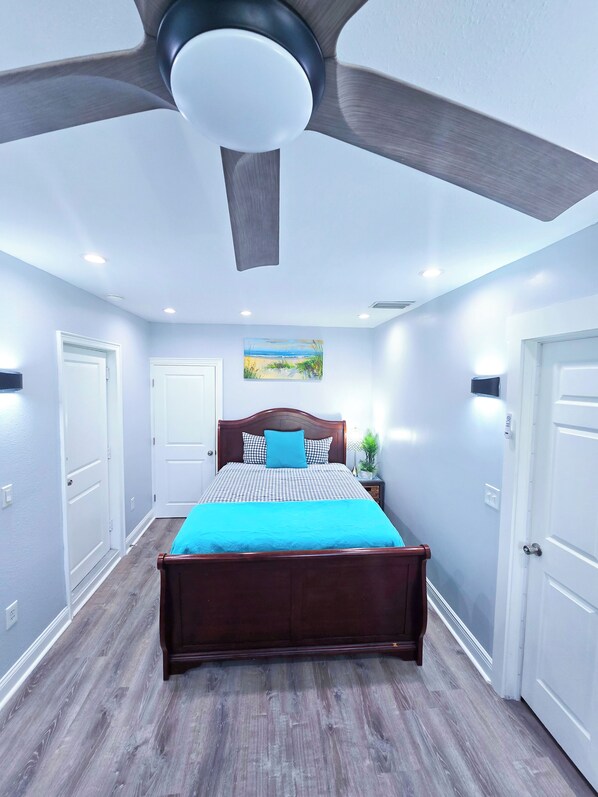Queen bed, sleeps 2 people. 