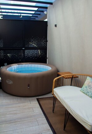 Indoor spa tub