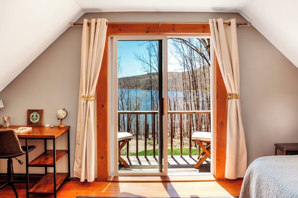Wake up to the sun slowly rising over Lake Harriman. 