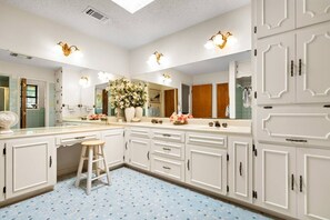 Hollywood style mirrors in this super clean, grandiose bathroom(separate shower)