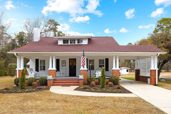 Picture yourself pulling up to this beauty—it’s even better in person. Welcome to your North Carolina retreat!