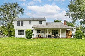Backyard | 2-Story House | Self Check-In | 6 Mi to Hershey Gardens