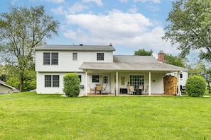 Backyard | 2-Story House | Self Check-In | 6 Mi to Hershey Gardens