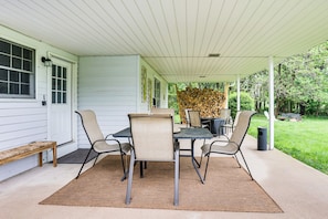 Covered Patio | Outdoor Dining | Gas Grill | 4 Mi to Hollywood Casino