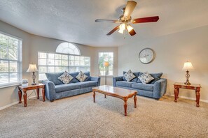 Living Room | Smart TV | Free WiFi | Central A/C & Heating
