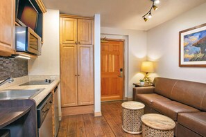 Guest room with kitchenette and living space