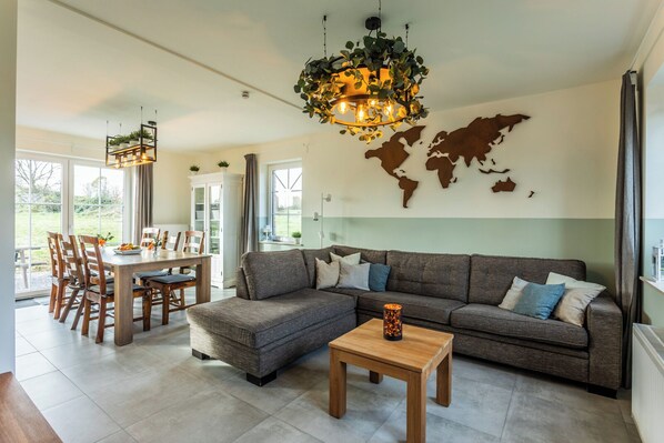 Cozy livingroom with large couch