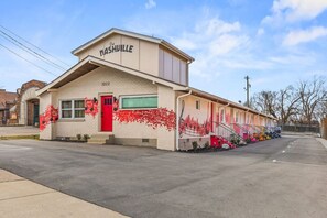 Our building is located in the trendy & hip East Nashville area. Walking distance to restaurants, bars, coffee shops, breweries and shopping! Only 3 miles from the Downtown Broadway bars.