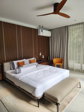 Master Bedroom
King Size
Air Con + Fan
Big bathroom + tub
Pool access