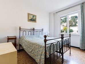 Bedroom, Bed, Bed Sheet, Bedding, Furniture, Interior Design, Room, Bed Frame, Floor, Linens