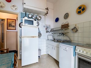 Major Appliance, Kitchen Appliance, Kitchen, Flooring, Interior Design, Furniture, Home Appliance, Floor, Room, Countertop