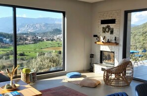 panoramic large living room
*pointed hill villas