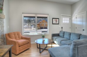 Living room - Living room with mountain views, gas fire place and SmartTV.