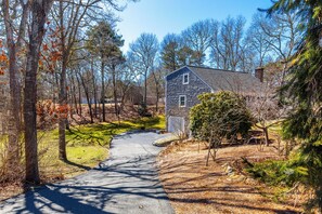 Driveway, plenty of parking