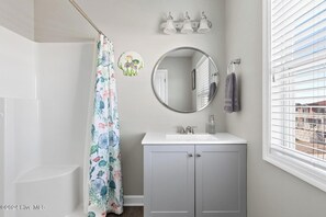 Full Bathroo