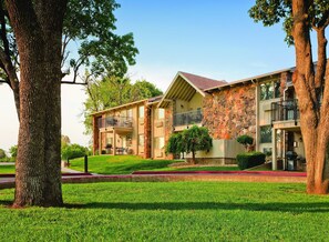 65237747-H1-Grand_Lakeexterior_1-min