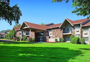 65237739-H1-Grand_Lakeexterior_3-min