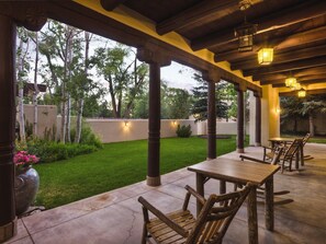74549647-H1-Taos_front_porch_21-min