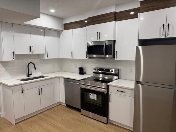 Full Kitchen with cooking utensils and Dish Washer 