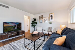 Living Area with Smart TV | Plenty of comfortable seating (Suite 1)