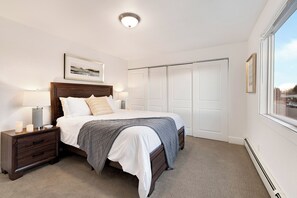 Bedroom 1 | Queen Bed (upper level 1751)