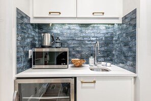 Convenient wet bar located in the main room of Unit 4 alongside the queen bed and sitting area. Perfect for preparing light snacks and drinks before heading out to explore Stratford Festival theatres, downtown restaurants, or nearby cultural attractions. 