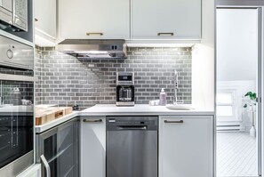 Spacious full kitchen in Unit 3 with subway tile backsplash, modern appliances, and dining space. Ideal for preparing meals during your stay in Stratford Ontario, just minutes from the Stratford Festival theatres and the scenic Avon River. This kitchen-eq