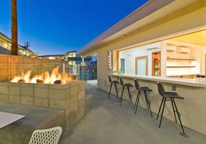 Bar with open slider