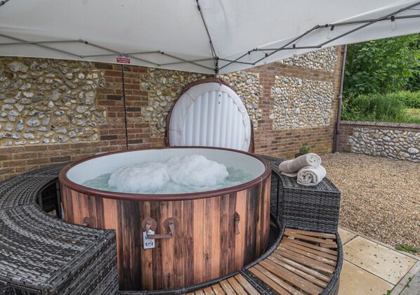 Outdoor spa tub