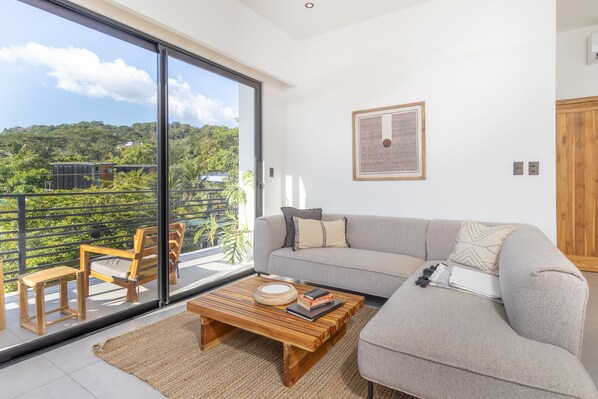 Living Room/Balcony