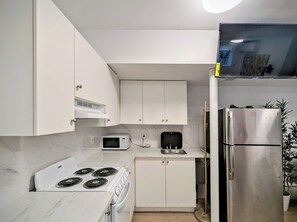 Kitchenette w/Stove, Oven, Microwave, Refrigerator, Coffee Maker