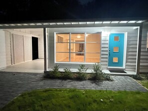 Cozy Florida Cottage located close to the beautiful beaches and downtown.