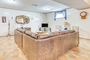 Living Room | Twin Bed | Smart TV | Free WiFi