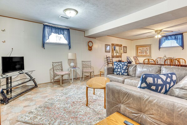 Vienna Vacation Rental | 1BR | 1BA | 1,500 Sq Ft | Steps Required to Enter