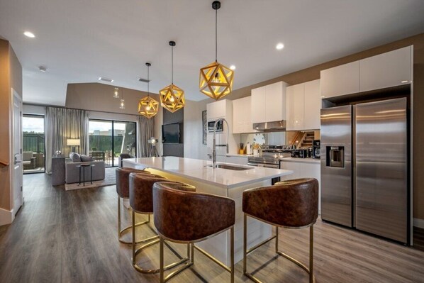 Full kitchen image 1