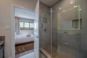 Full bathroom 1 image 1