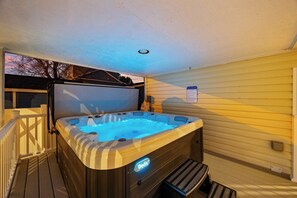 Brand new for 2025 7' X 7' Wellis Hot Tub