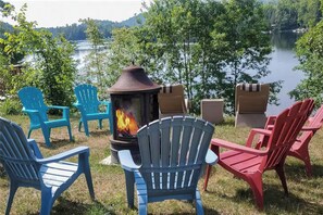Luminaire Firepit with seating all round overlooking Lac McGregor - firewood is included