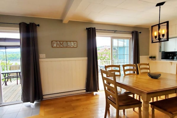 Très éclairé même par une journée pluvieuse comme sur la photo. - Dining area is bright even on rainy days