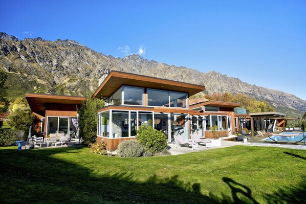 Stunning home under the Remarkables Mountains