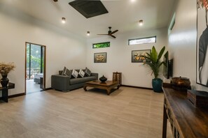 Lakeside Private Cozy 1 Bedroom Villa (4501)