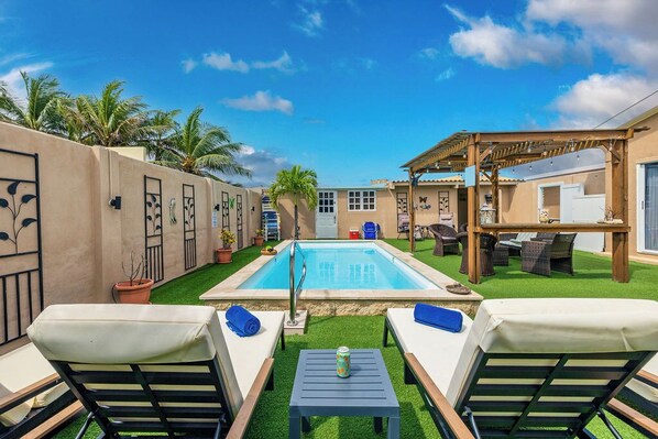 Step outside to your private oasis featuring a refreshing pool, lounge chairs, BBQ grill, and outdoor dining. Whether sunbathing, grilling, or sipping a cocktail—this is the perfect spot to soak up Aruba’s sunshine!