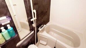 [Main building bunk room] A bathroom where you can relax in the bathtub