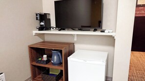 [Main building standard double] TV, refrigerator, pot, and coffee maker